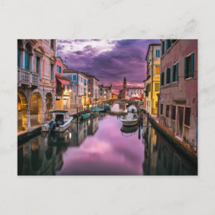 Solnedgång Bild i Italiens Venedigkanaler med båta Vykort