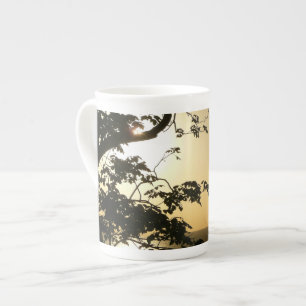 Solnedgång genom Träd II Tropiskt fotografi Benporslin Mugg