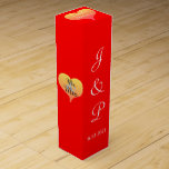 Solnedgång Heart Red Bröllop Vin Box Presentask För Vinflaska<br><div class="desc">Romantiska hjärtan med solnedgång i gyllene gult till rosa hues och boxsidorna med ordalydelsen, herr och fru innanför hjärtan. Ljusröda och vita bröllop vin-favoritrutor. Anpassa med Bride and Grooms First Namn Monogrammed Initialer och Bröllop Date i vit text på framsidan av lådan. I övre delen av rutan finns texten, Kärlek...</div>