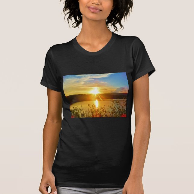 Solnedgång i bergsbeståndet Sjö T-shirt (Framsida)