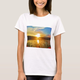 Solnedgång i bergsbeståndet Sjö Tee Shirt