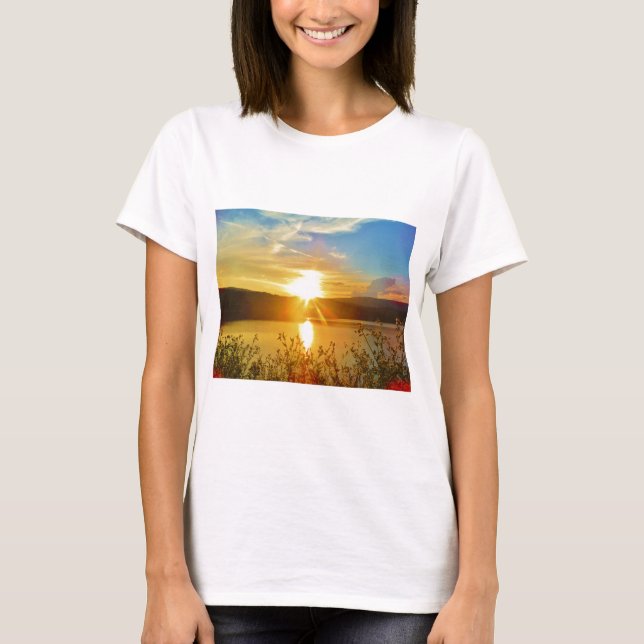 Solnedgång i bergsbeståndet Sjö Tee Shirt (Framsida)