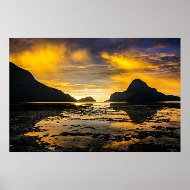Solnedgång i El Nidos vik Poster (Framsidan)