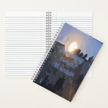 Solnedgång i en bred bärbar dator med hög standard