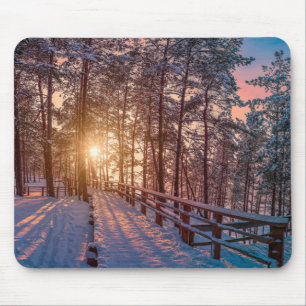 Solnedgång i gräs-snöskog med sol-stråle musmatta