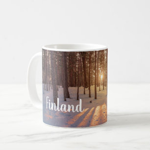 Solnedgång i vinterskogen i gräs kaffemugg