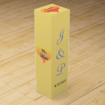 Solnedgång Mellow Gult Bröllop Vin Box Presentask För Vinflaska<br><div class="desc">Romantiska hjärtan med solnedgång i gyllene gultens orange till rosa hues och boxsidorna med ordalydelsen, herr och fru innanför hjärtan. Mjuka mella gult bröllop vin-favoritboxar. Anpassa med Bride and Grooms First Namn Monogrammed Initialer och Bröllop Date i elegant-blått skript framför lådan. I övre delen av rutan står texten, Kärlek (ange...</div>