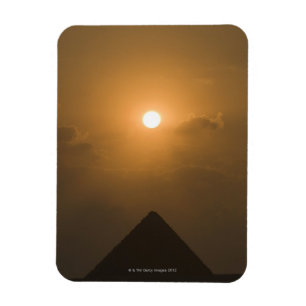 Solnedgång ovanför den underbara pyramiden magnet