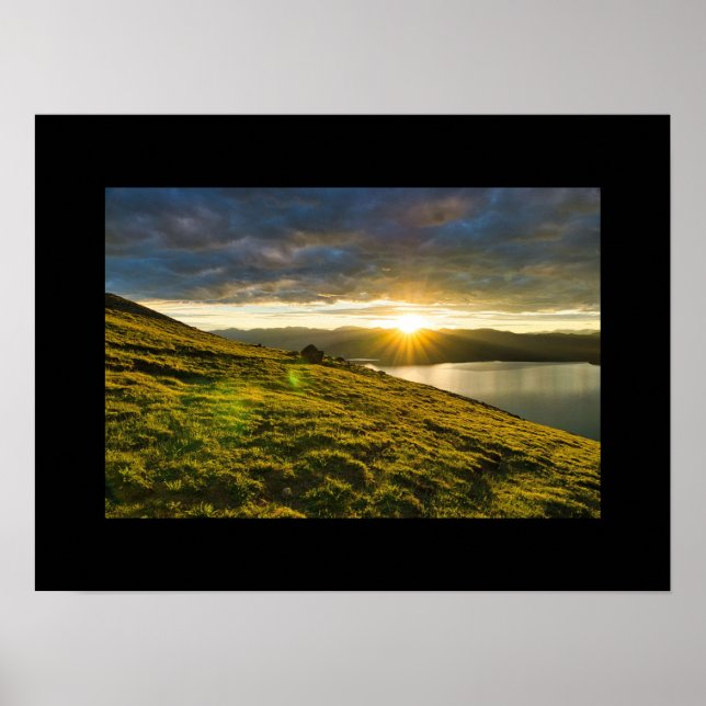 Solnedgång över bergen poster (Framsidan)