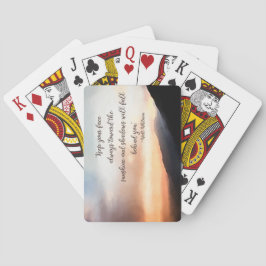 Solnedgång över bergen som leker kort spel kort