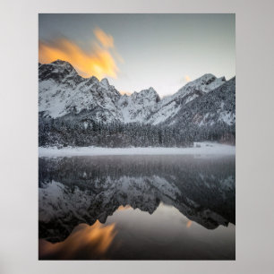 Solnedgång över bergen vid Sjö Fusine, Italien Poster
