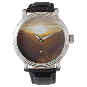 Solnedgång över bergslandskap armbandsur