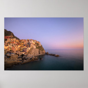 Solnedgång över den Manarola byn i Cinque Terre Poster