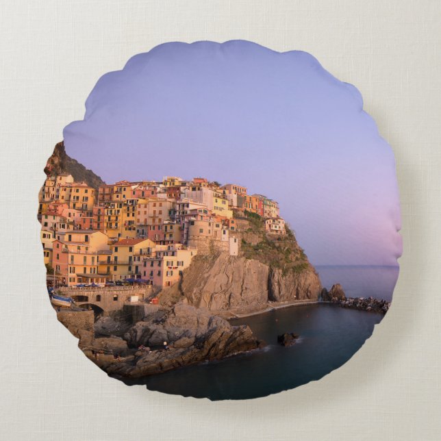 Solnedgång över den Manarola byn i Cinque Terre Rund Kudde (Framsidan)