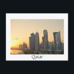 Solnedgång över Doha, Qatar-vykort för vit text Vykort<br><div class="desc">Skyscraperna i skylten på handelscentret i Doha,  huvudstaden i den arabiska Bukt land Qatar vid solnedgången med ett vitt gräns och texten: "Qatar".</div>