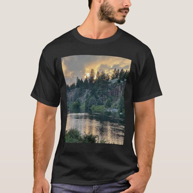 Solnedgång över en flod t shirt (Framsida)