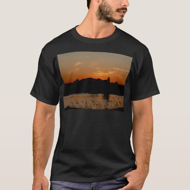 Solnedgång över ett nattligt landskap. t shirt (Framsida)