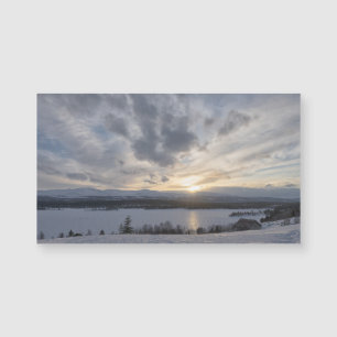 Solnedgång över fryst sjö