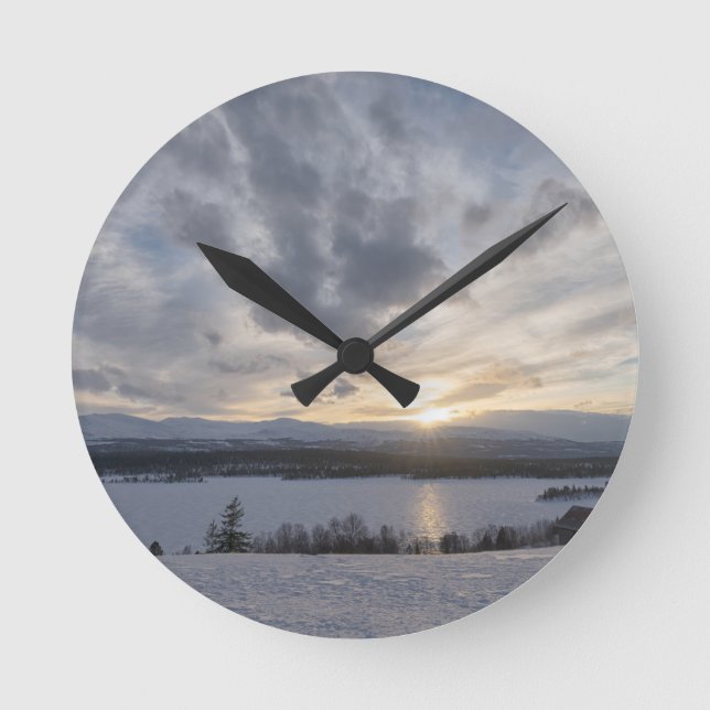 Solnedgång över fryst sjö rund klocka (Framsida)