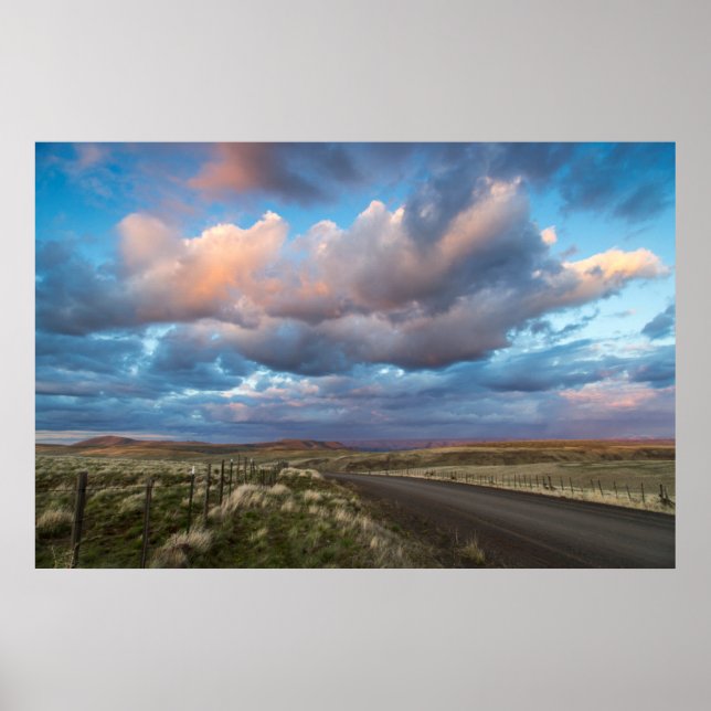 Solnedgång över Gravel Zumwalt Prairie Road Poster (Framsidan)