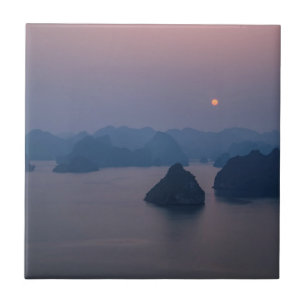 Solnedgång över Hlängs Bay - Vietnam, Asien Kakelplatta