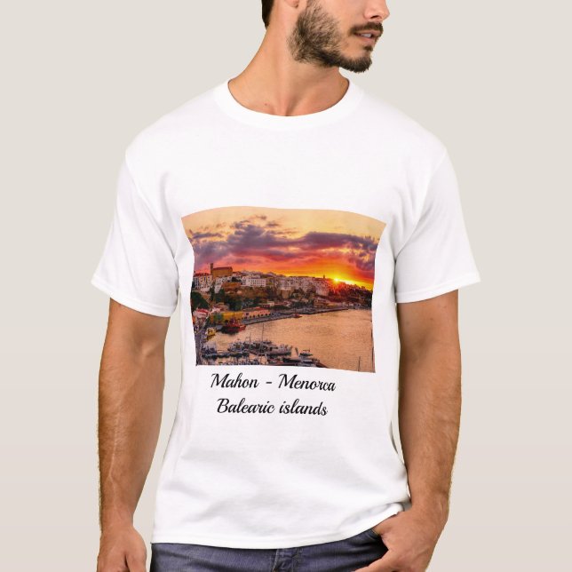 Solnedgång över Mahon harbor - Menorca, Spanien T Shirt (Framsida)