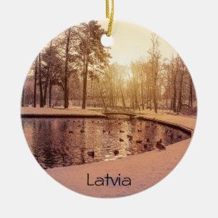 Solnedgång över parken med liten frostig sjö julgransprydnad keramik