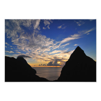 Solnedgång över Pitons Fototryck