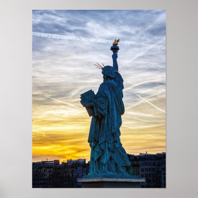 Solnedgång över replik av frihetsstatyn i Paris Poster (Framsidan)