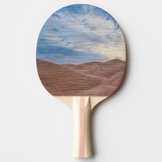 Solnedgång över sanddyner på trästruktur foto pingisracket (Framsidan)