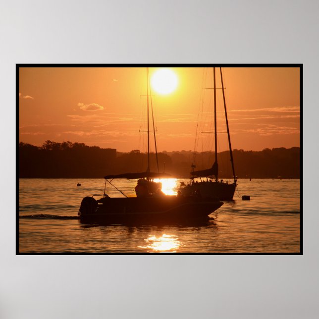 Solnedgång över segelbåtar poster (Framsidan)