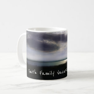Solnedgång över sjö, sommarsemester kaffemugg
