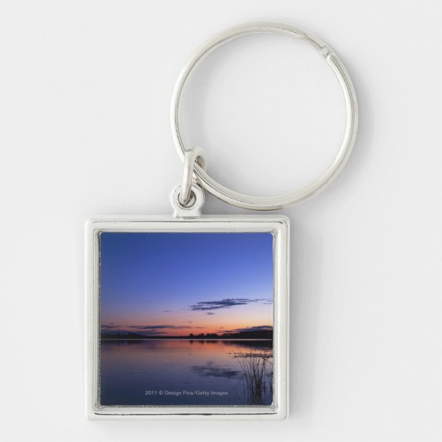 Solnedgång över sjön Wabamun med gräs Fyrkantig Silverfärgad Nyckelring (Framsidan)
