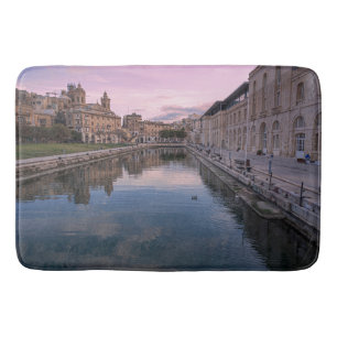 Solnedgång över småkanalen i Cospicua, Malta Badrumsmatta