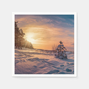 Solnedgång över snöig vinter havskust pappersservett