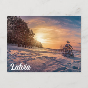 Solnedgång över snöig vinter havskust vykort