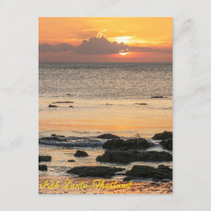 Solnedgång över sten och havet, Koh Lanta, Thailan Helg Vykort