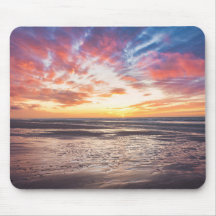 Solnedgång över strand och hav