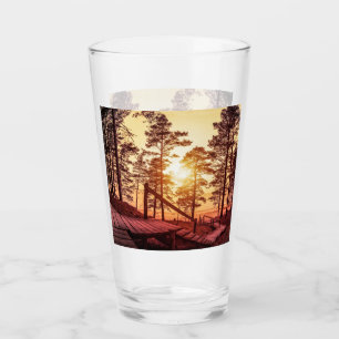 Solnedgång över väg i gräs-skogen glaskopp