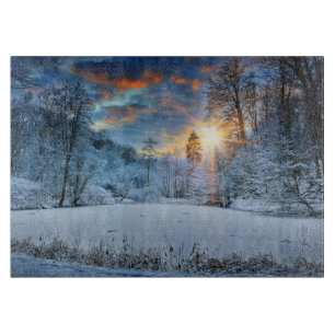 Solnedgång över vinterskog sjön