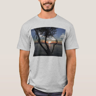 Solnedgång på Calaveras sjön T-shirt