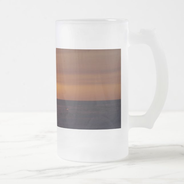 Solnedgång på den frostade muggen för strand frostat ölglas (Höger)