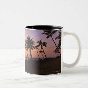 Solnedgång på den Kahaluu fjärden i Kona, Hawai Två-Tonad Mugg