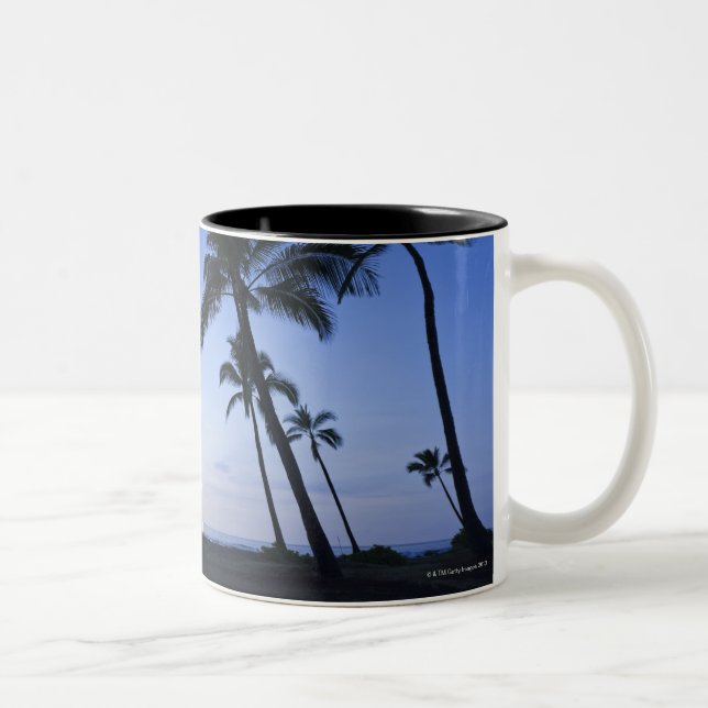 Solnedgång på den Kahaluu fjärden i Kona, Hawaii Två-Tonad Mugg (Höger)