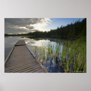 Solnedgång på en liten sjö poster