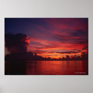 Solnedgång på havet med mörka moln poster