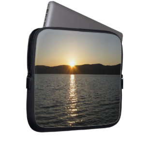 Solnedgång på Onota Sjö: Vågrät Laptop Sleeve