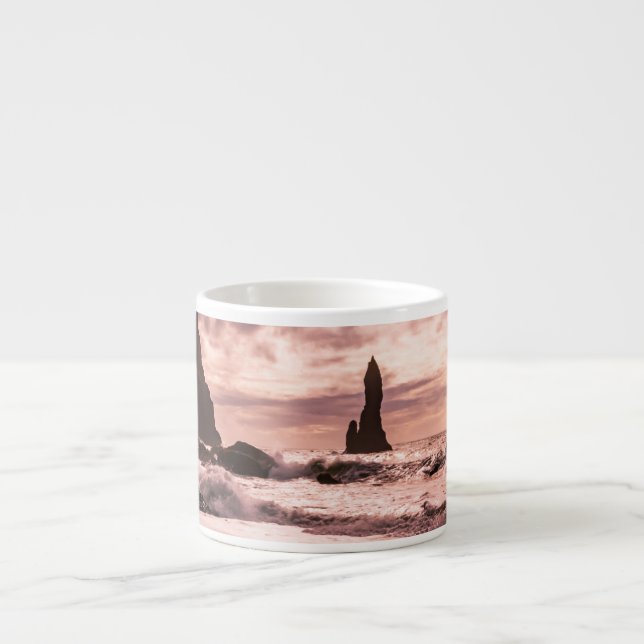 Solnedgång på Reynisfjaras svarta sandstrand, Isla Espressomugg (Framsidan)