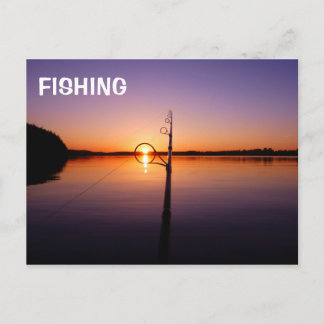 Solnedgång på sommaren sjö som ses genom ett fiske vykort