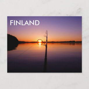 Solnedgång på sommaren sjö som ses genom ett fiske vykort
